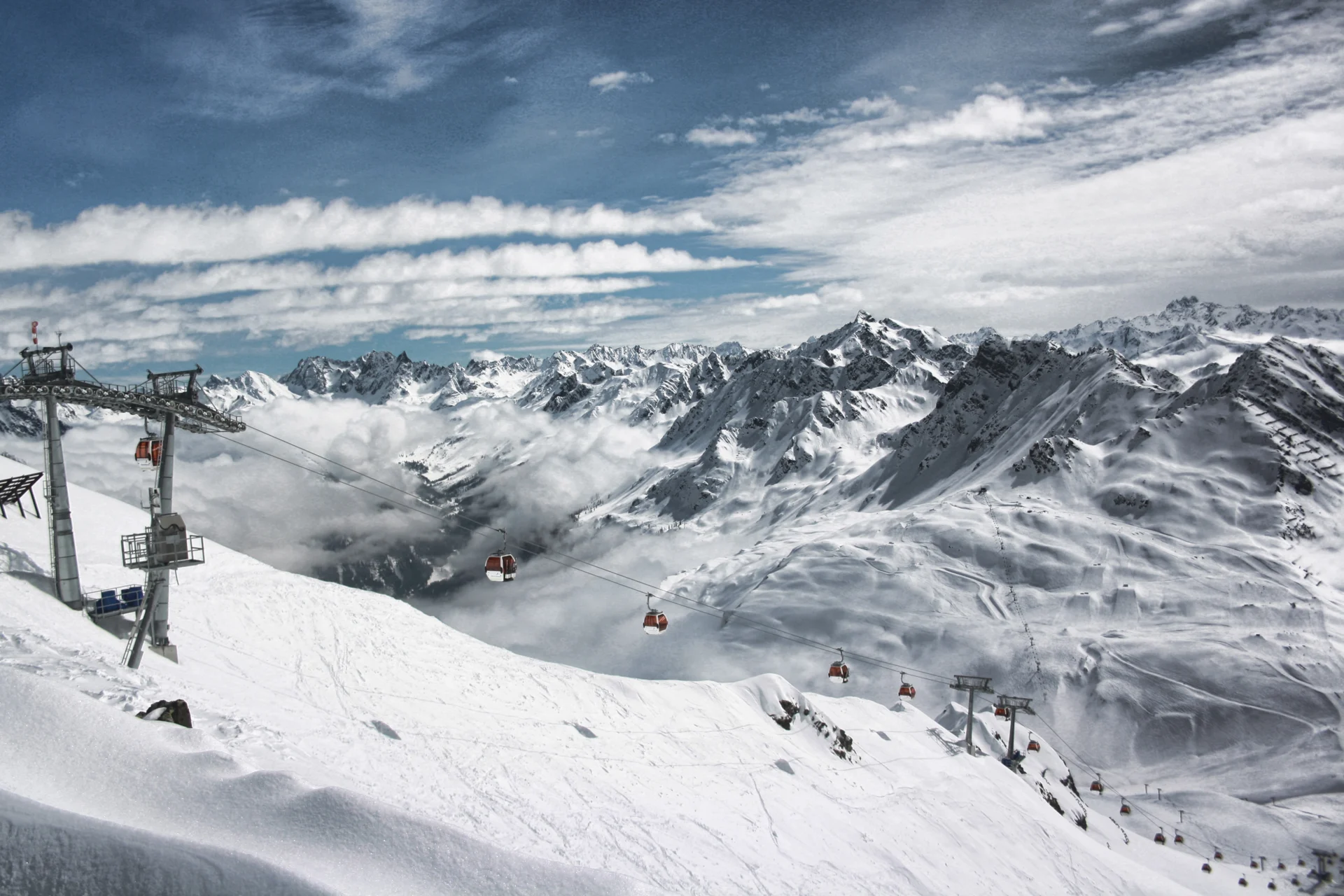 Hochalpila Bahn in Schruns im Winter mit wunderschönem verschneitem Bergpanorama. © Silvretta Montafon