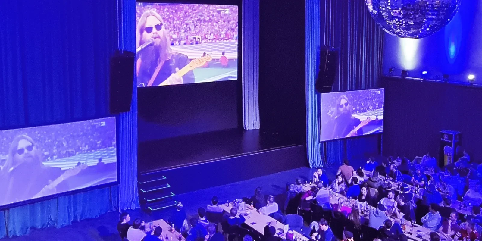 Superbowl Halle 1600x