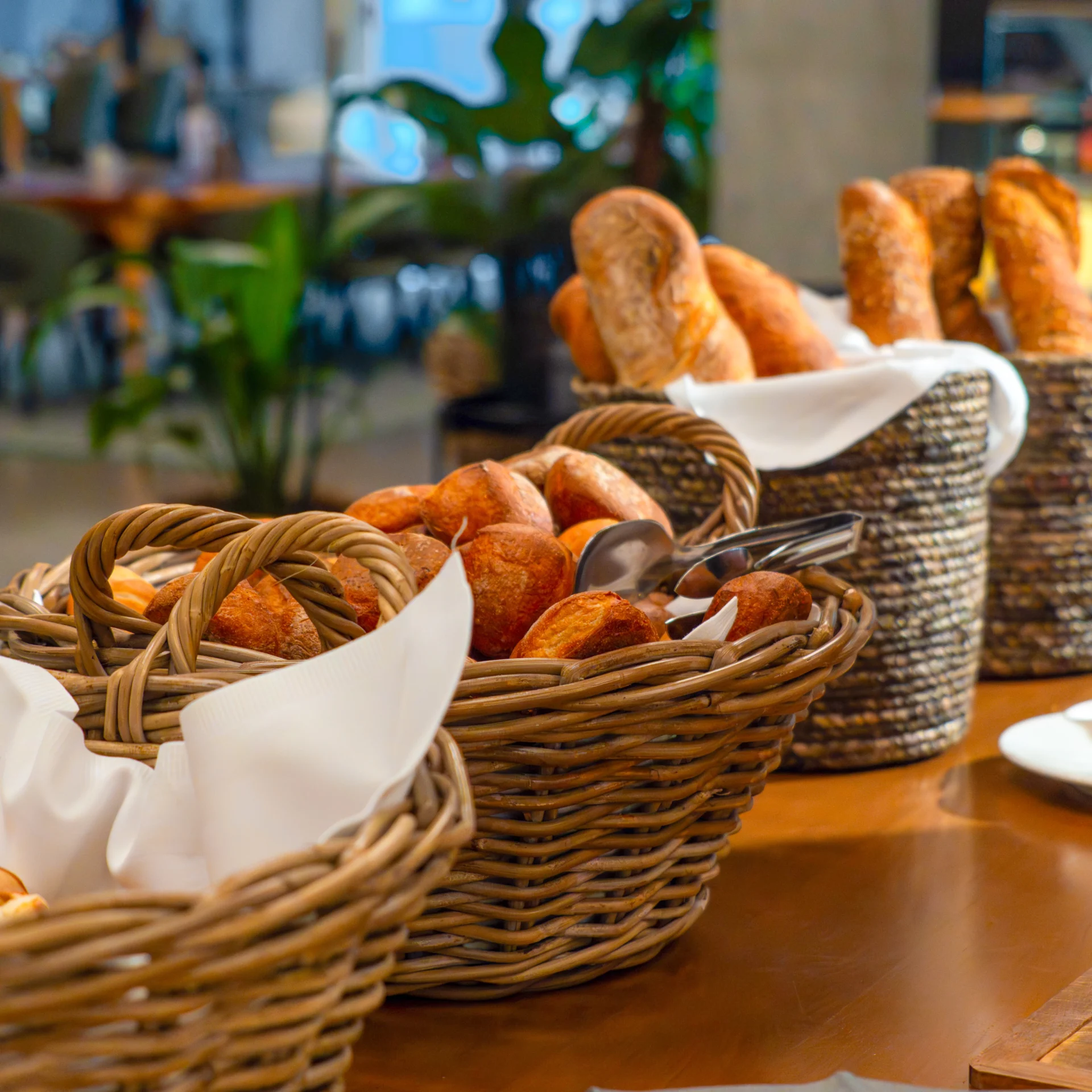 Brotkörbe voll frischgebackenem Brot am Frühstücksbuffet