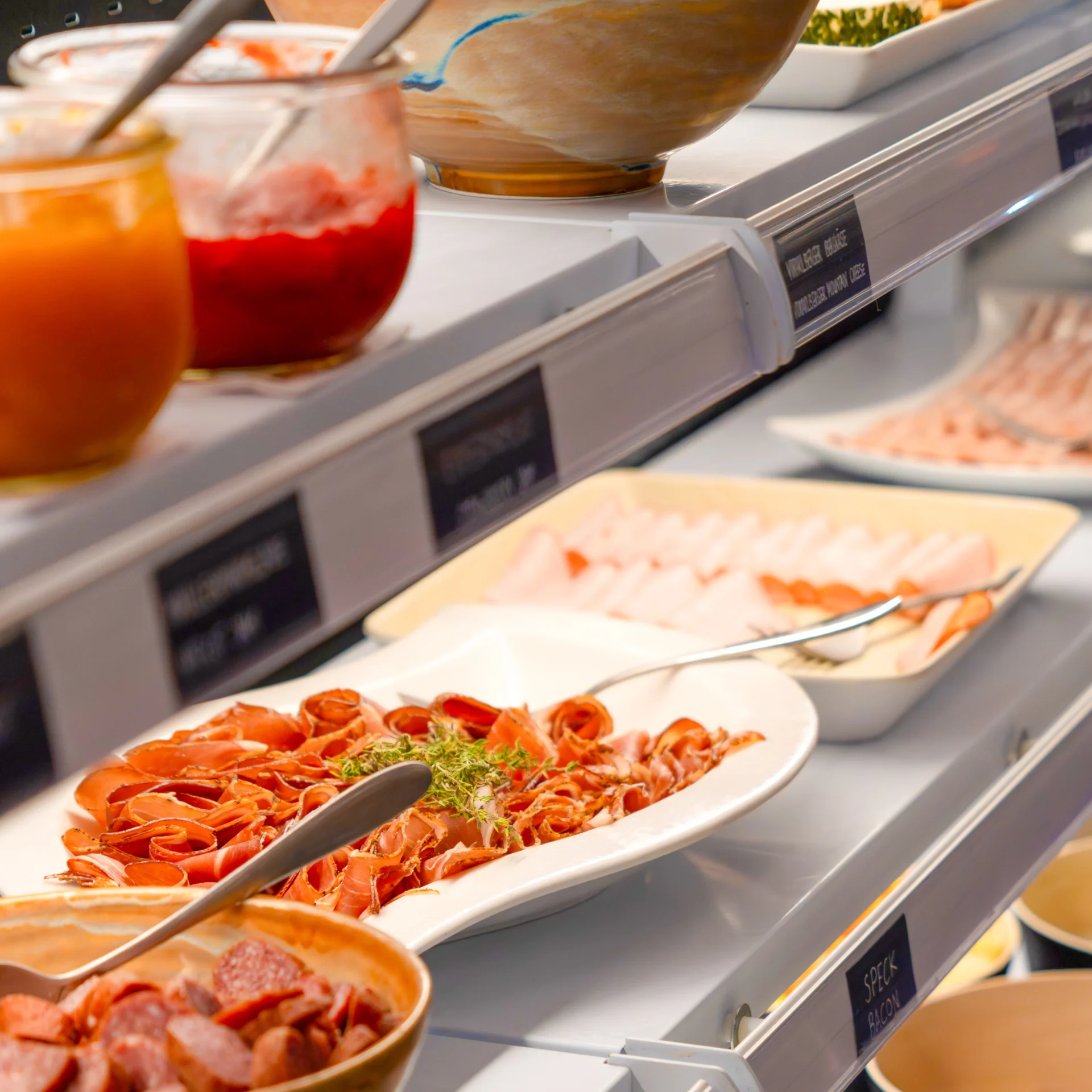 Frühstücksbuffet mit Fleisch-und Käseaufschnitt-Variation